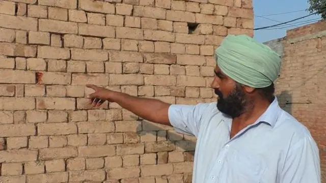 ਗੁਰਪ੍ਰੀਤ ਸਿੰਘ ਦੇ ਪਿਤਾ ਗੋਲੀਆਂ ਦੇ ਨਿਸ਼ਾਨ ਦਿਖਾਉਂਦੇ ਗਏ