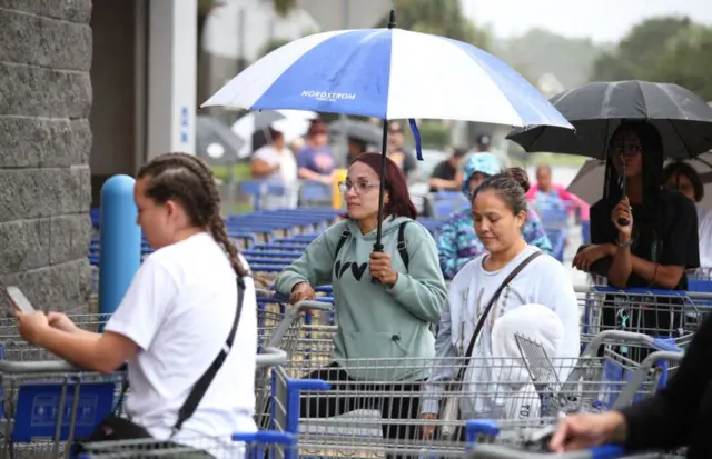 Personas aguardan para comprar en un supermercado en Tampa Bay