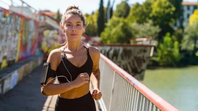 Una mujer corriendo al sol.