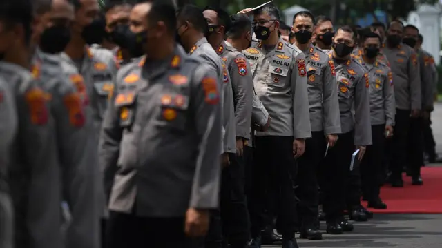 Sejumlah pejabat Polri tiba untuk melaksanakan shalat Jumat sebelum menuju Istana Negara di Jakarta, Jumat (14/10/2022)