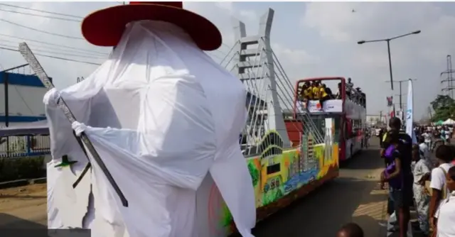 Ọkọ bogini kan tí Eyo léwájú rẹ