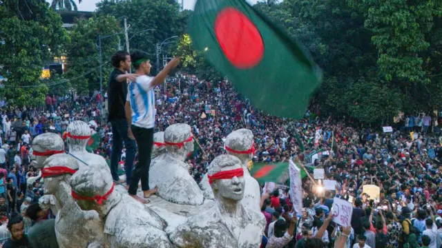 बांग्लादेश में प्रदर्शन को काबू करना सरकार के लिए मुश्किल हो रहा है.
