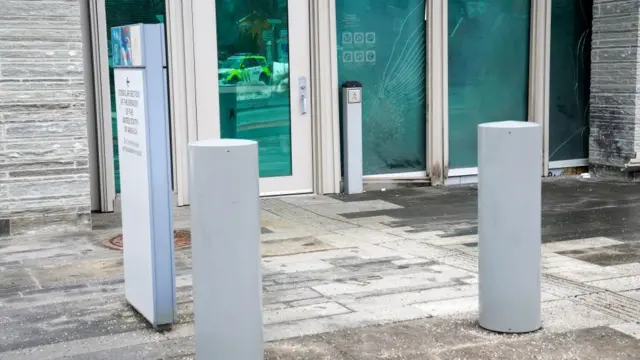 أبواب زجاجية متضررة في موقع الحادث في السفارة الأمريكية في أوسلو