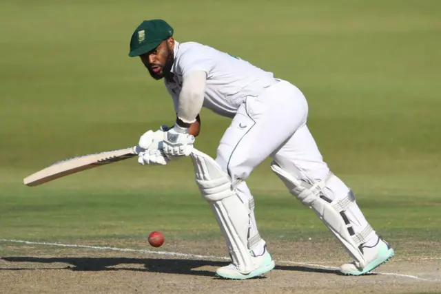 टेंबा बवुमा, कसोटीत फलंदाजी करताना.