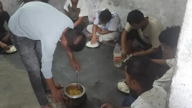 खाना बाँडिरहेका र खाइरहेका मानिसहरू