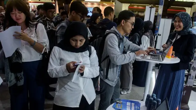 Warga menyiapkan data untuk mengikuti informasi karir dan lowongan kerja pada Pameran Titian Karir Terpadu ITB 2025 di Kampus ITB, Bandung, Jawa Barat, Senin (14/4/2025).