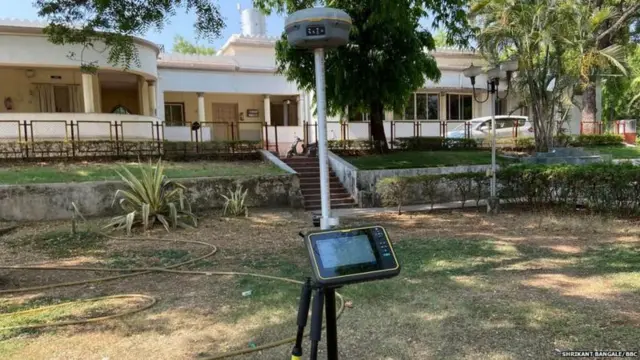 राज्यात सध्या रोव्हर मशीनद्वारे जमीन मोजणी केली जात आहे.