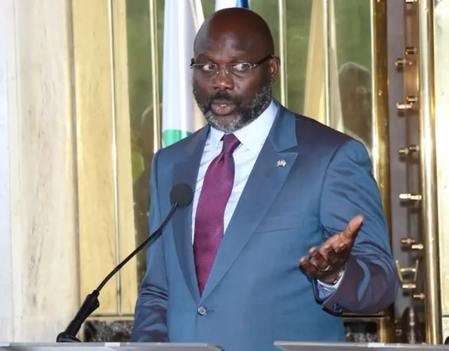 Le président libérien George Weah prononce un discours lors d'une conférence de presse conjointe avec le président ivoirien Alassane Ouatta à Abidjan, en Côte d'Ivoire, le 4 avril 2018.