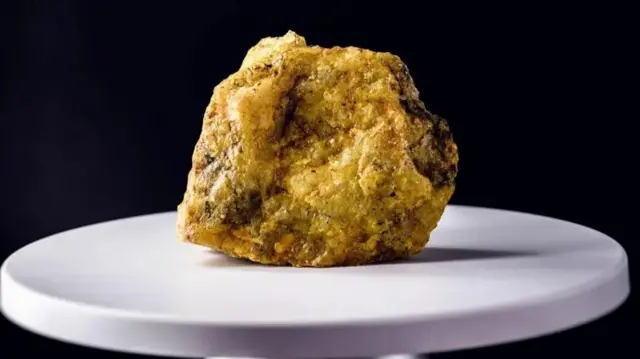 Urugero rw'ibuye ririmo uranium rikoreshwa gutanga ingufu mu nganda