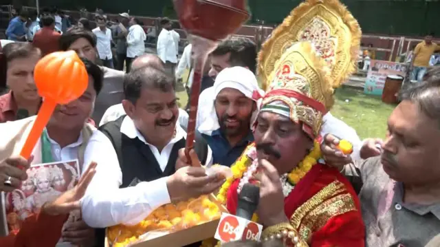 মিষ্টি বিলি করছেন কংগ্রেস কর্মীরা