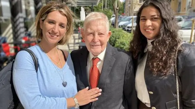 Shana Parisella (kushoto) na Anna Iaquinta walienda Roma kumshukuru Reg Green