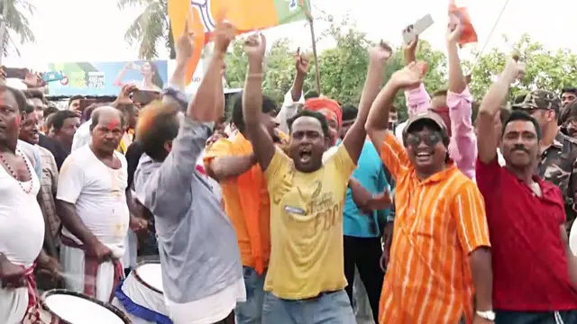 बीजेपी की जीत का जश्न मनाते कार्यकर्ता