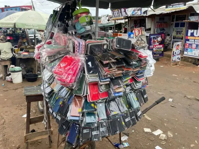 Celulares sendo vendidos