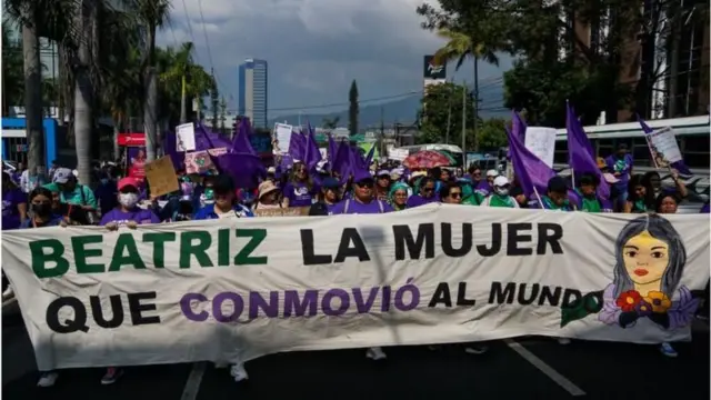 Protestosvai de bet históriaEl Salvador com faixa onde se lê "Beatriz, a mulher que comoveu o mundo",vai de bet históriaespanhol