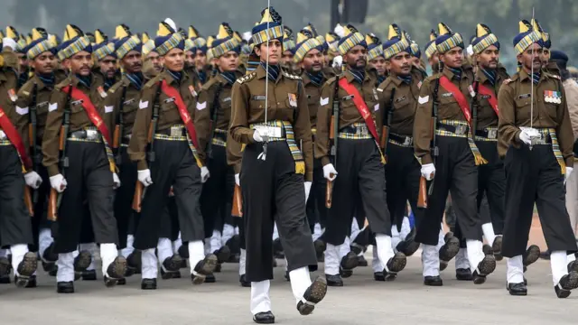 ২০২০ এ ভারতের গণতন্ত্র দিবসের প্যারেডে পুরুষ বাহিনীকে নেতৃত্ব দিয়েছেন তরুণ নারী অফিসার - ক্যাপ্টেন তানিয়া শেরগিল।