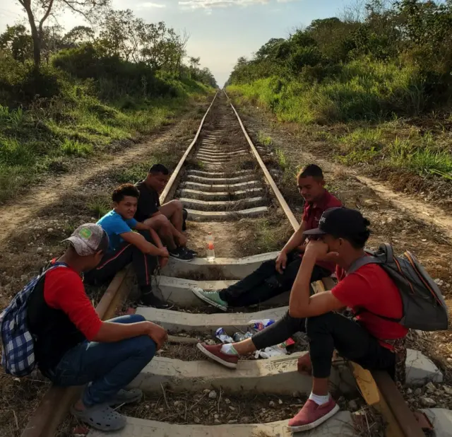 Michael descansando sobre las vías