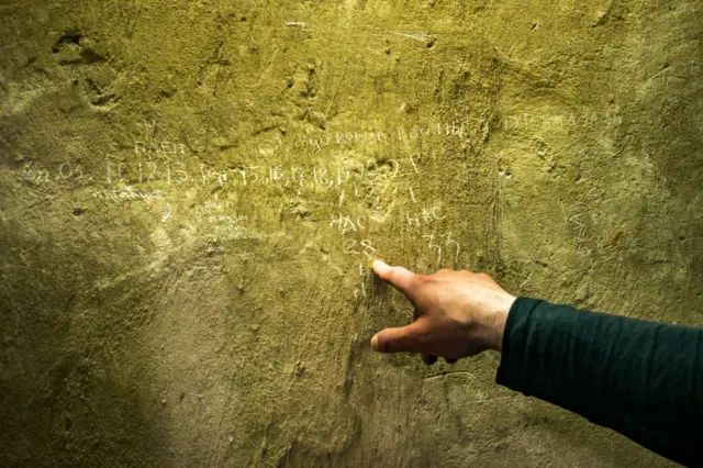 Стіна з вирізаними датами