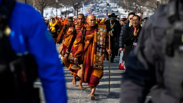 Бхикху Паннакара (C) и другие буддийские монахи, участвующие в акции «Марш за мир», приближаются к Капитолию США в Вашингтоне, округ Колумбия, США, 11 февраля 2026 года.