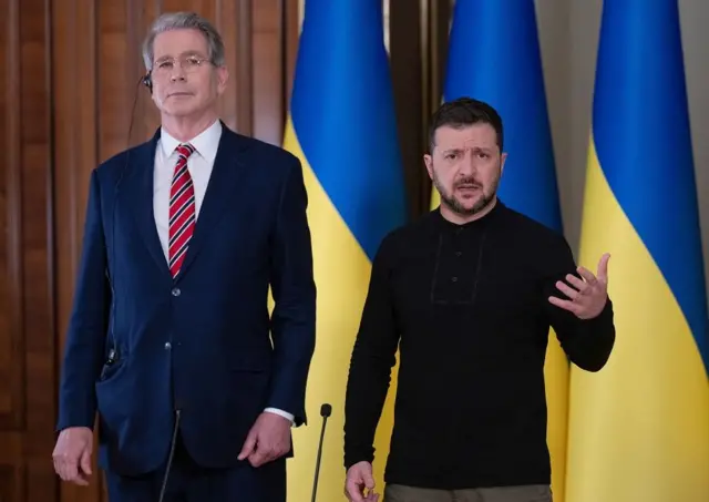যুক্তরাষ্ট্রের অর্থমন্ত্রী স্কট বেসেন্ট ও ইউক্রেনের প্রেসিডেন্ট ভলোদিমির জেলেনস্কি