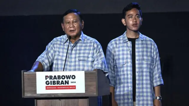 Foto yang diambil pada 14 Februari 2024 ini memperlihatkan calon Presiden dan Menteri Pertahanan RI Prabowo Subianto (kiri) berbicara di atas panggung bersama calon wakil presiden Gibran Rakabuming Raka (kanan).