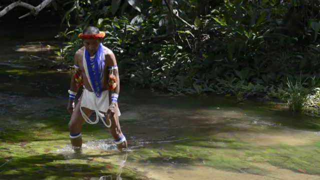 Rahuenicha, um xamã da tribo piaroa, atravessando um rio.