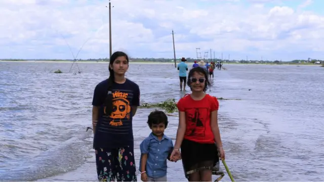 নিকলি হাওরে পানিতে ডুবে থাকা রাস্তায় পর্যটকরা