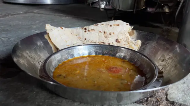 2 डिसेंबर 2025 रोजीच्या दुपारचा हा प्रसंग. ओसाड पडलेल्या शेताची अचानक आठवण आल्याने गंगा धर्मे भरलेल्या ताटावरून उठल्या आणि घराच्या दुसऱ्या खोलीत जाऊन ढसाढसा रडल्या.