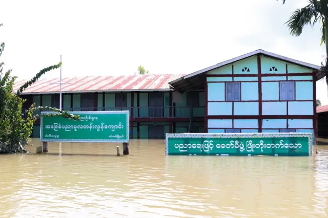မိုးရေတွေ မြစ်အောက်ပိုင်းဘက်ကို စီးဆင်းလာတဲ့အတွက် အောက်ဘက်မြေနိမ့်ပိုင်းဒေသတွေအတွက် အန္တရာယ်ရှိနေပါတယ်