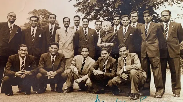 ટીમનો ફોટો વિજયાલક્ષ્મી પંડિત સાથે