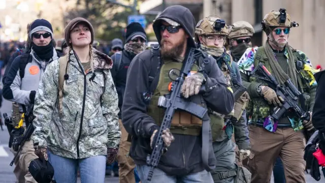 Manifestantes con armas