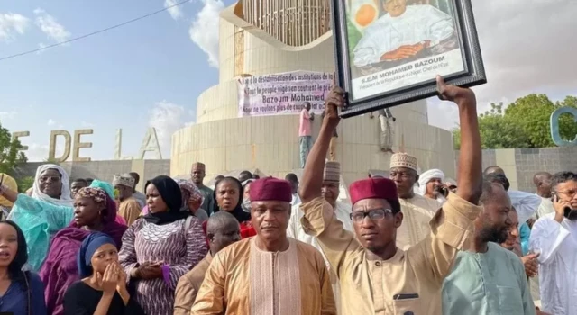 Ụfọdụ ndị nkwado onyeisiala Bazoum pụtara gosi nkwado ha n'igwe n'isi obodo mba ahụ n'ụbọchị Wenezde