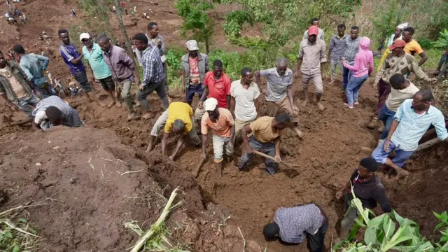ከ200 በላይ ሰዎች በሞቱበት በደቡብ ኢትዮጵያው መሬት መንሸራተት በአደጋው የተቀበሩ ሰዎችን የሚፈልጉ ሰዎች