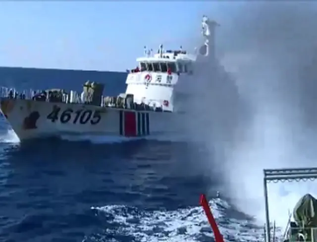 Tàu Cảnh sát biển Trung Quốc (46105) đang đuổi theo một tàu Cảnh sát biển Việt Nam khi căng thẳng dâng cao vào tháng 6/2014