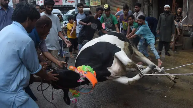 Maza Musulmi na kokarin kwantar da babban maraki domin layya a Karachi na Pakistan