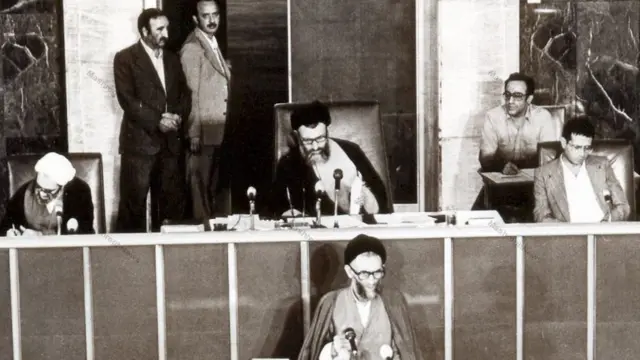 محمد بهشتی به عنوان نایب رئیس مجلس خبرگان قانون اساسی (که عملا اداره جلسات بررسی قانون اساسی را بر عهده داشت) نقش مهمی در گنجاندن قوانین حقوقی و قضایی در قانون اساسی ایران داشت