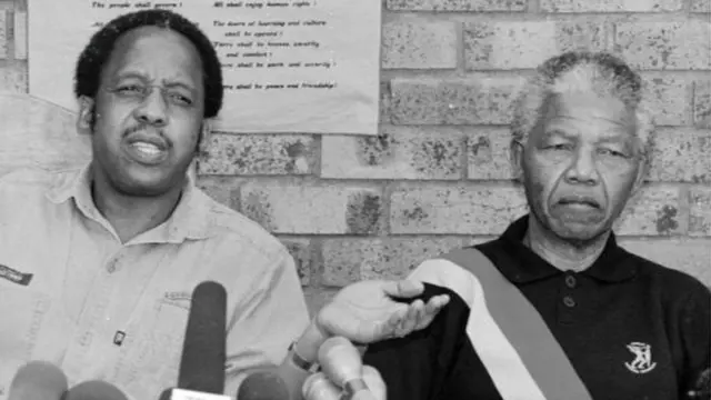 Nelson Mandela, então vice-presidente do CNA, com Chris Hani