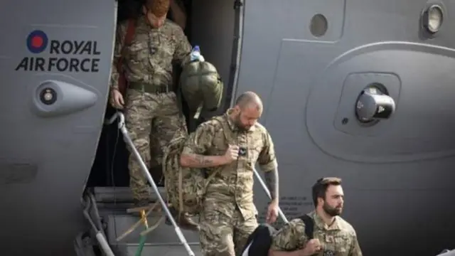 وروستي بریتانوي ځواکونه له افغانستانه خپل هېواد ته ستانه شول