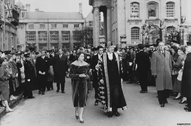 ਮਹਾਰਾਣੀ ਹੈਰੋਲਡ ਮੈਕਮਿਲਨ ਦੇ ਨਾਲ