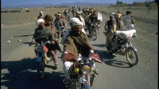 পাকিস্তানের দূর্গম একটি এলাকায় সামিউল হককে স্বাগত জানাতে যাচ্ছেন তার সমর্থকরা।