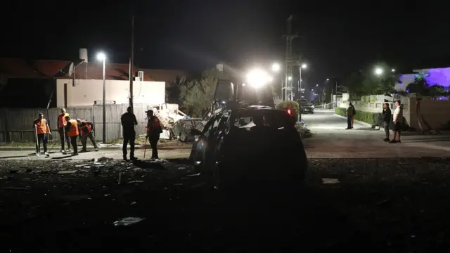 إسرائيليون يفحصون آثار الدمار الذي أحدثته الصواريخ.