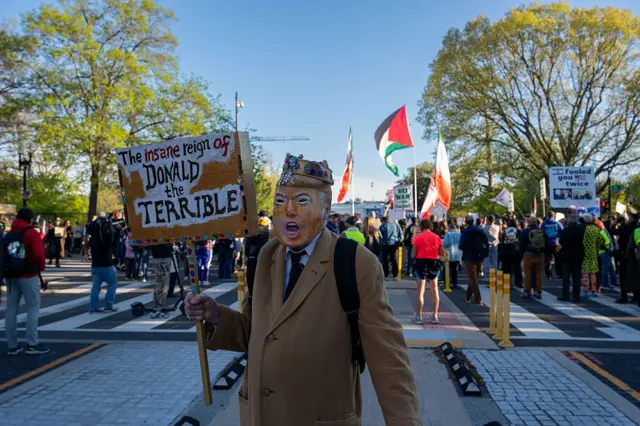 Протестувальники, що виступають проти війни з Іраном, зібралися біля парку Лафайєт навпроти Білого дому 7 квітня 2026 року у Вашингтоні, округ Колумбія.