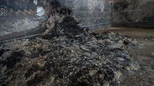 मानिसहरू भाग्न लाग्दा बत्ती लडेर शयनकक्षमा आगो लागेको हुनसक्छ