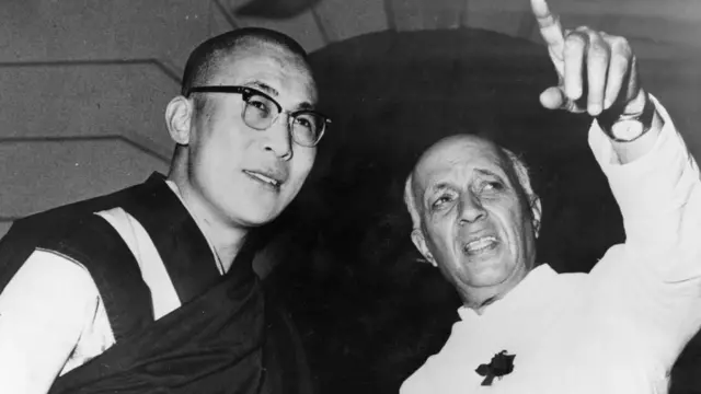 ভারতে আসার পর তরুণ দালাই লামা ও প্রধানমন্ত্রী নেহরু