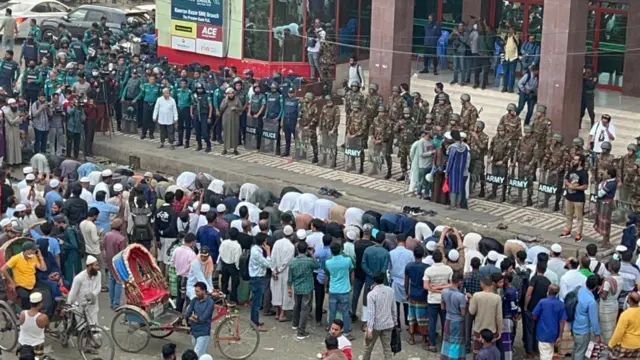 প্রথম আলো কার্যালয়ের সামনে রাস্তার ওপর নামাজ পড়ছেন বিক্ষোভকারীরা