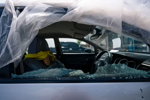 สภาพความเสียหายของรถยนต์ที่จอดในปั๊ม ปตท.กันทรลักษณ์ 