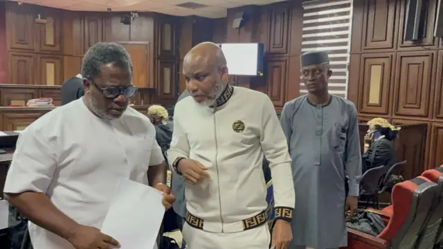 Nnamdi Kanu awụchiela n'Ụlọikpe Ukwu dị n’Abuja ibido ịzara ọnụ ya.