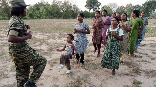 এলটিটিইর এক নারী সদস্য প্রশিক্ষণ দিচ্ছেন। নারী ও শিশু সহ সংগঠনটিতে একসময়ে ১৮ হাজারেরও বেশি সদস্য ছিল