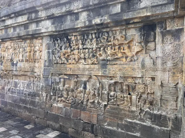 Relief di Candi Borobudur menggambarkan lintasan kehidupan manusia menuju kebijaksanaan tertinggi.
