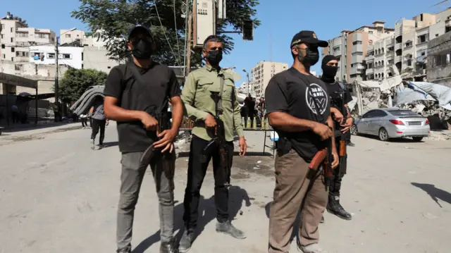 Hamas'ın iç güvenlik teşkilatından militanlar Cumartesi günü Gazze Şehri'nde görülüyor.