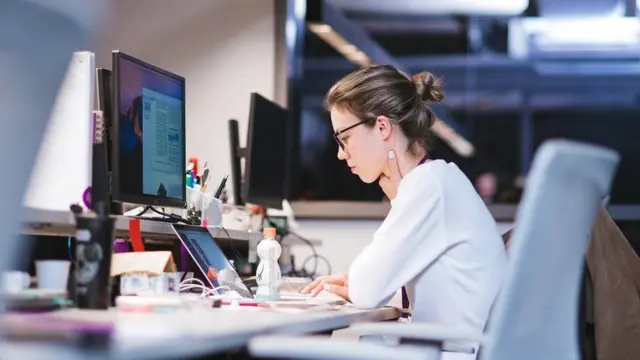 Una joven en un escritorio